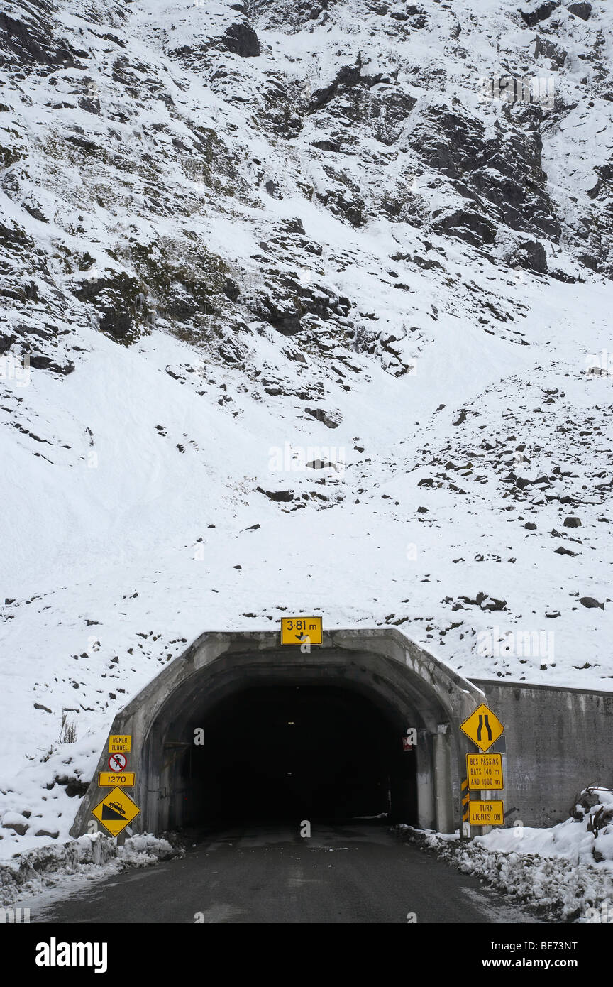 Homer Tunnel in inverno, Milford Road, Parco Nazionale di Fiordland, Isola del Sud, Nuova Zelanda Foto Stock