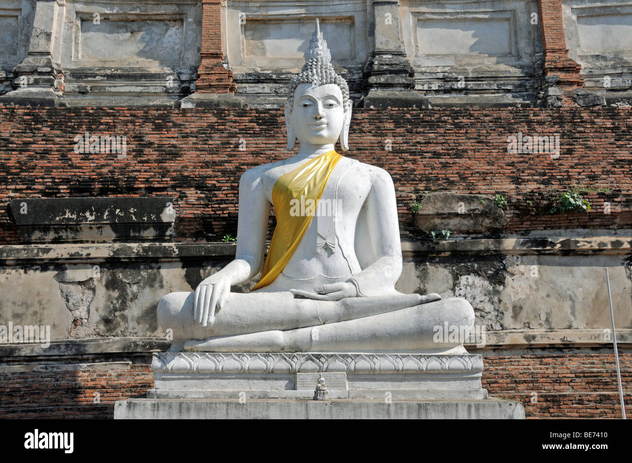 Statua del Buddha, grande Chedi Chaya Mongkol, Wat Yai Chai Mongkon, Ayutthaya, Thailandia, Asia Foto Stock