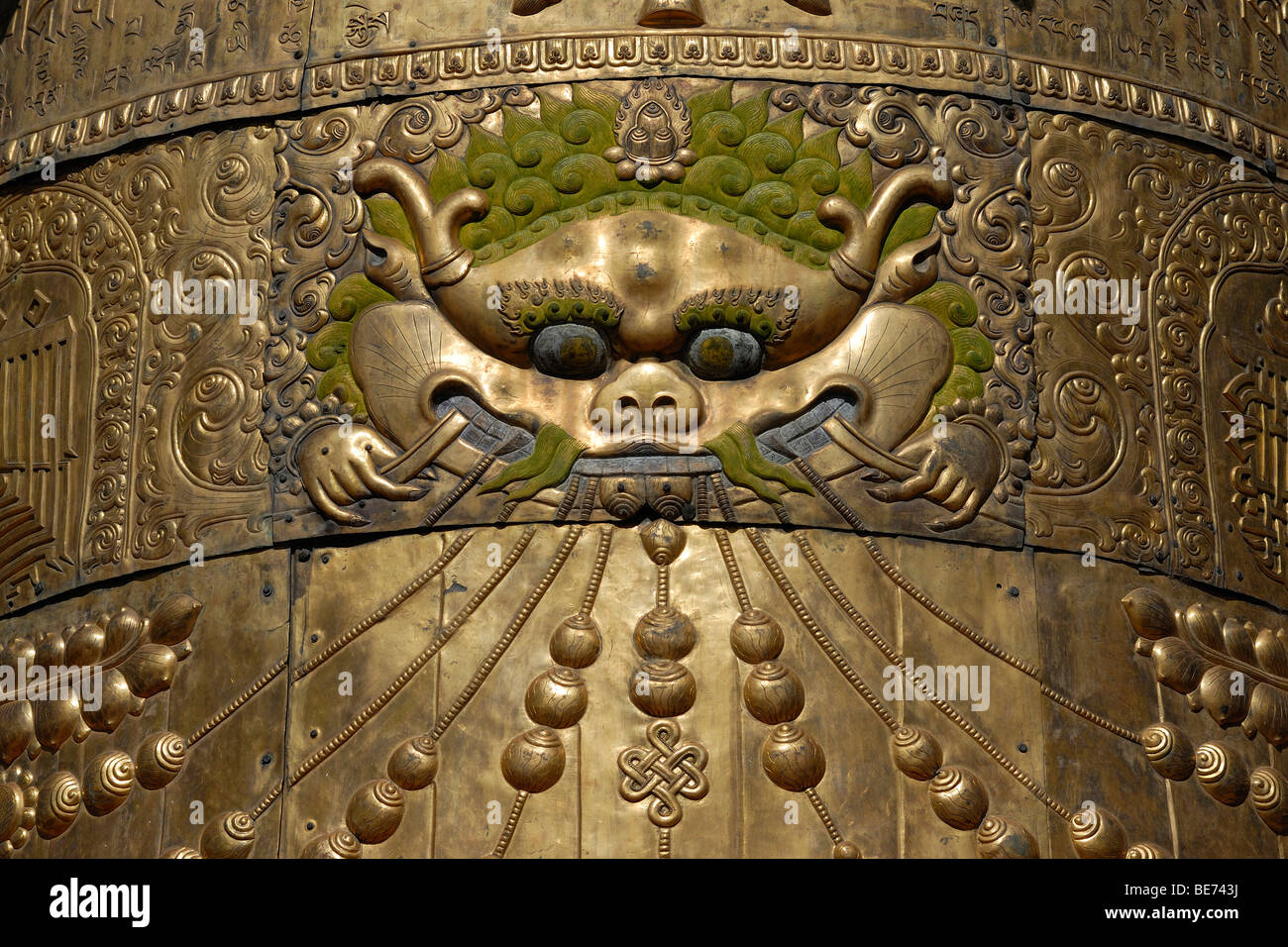 Il Tibetano neve leone in ottone sulla Ghieltsen, simbolo della vittoria sul tetto del tempio dello Jokhang, Lhasa, in Tibet, in Cina Asia Foto Stock