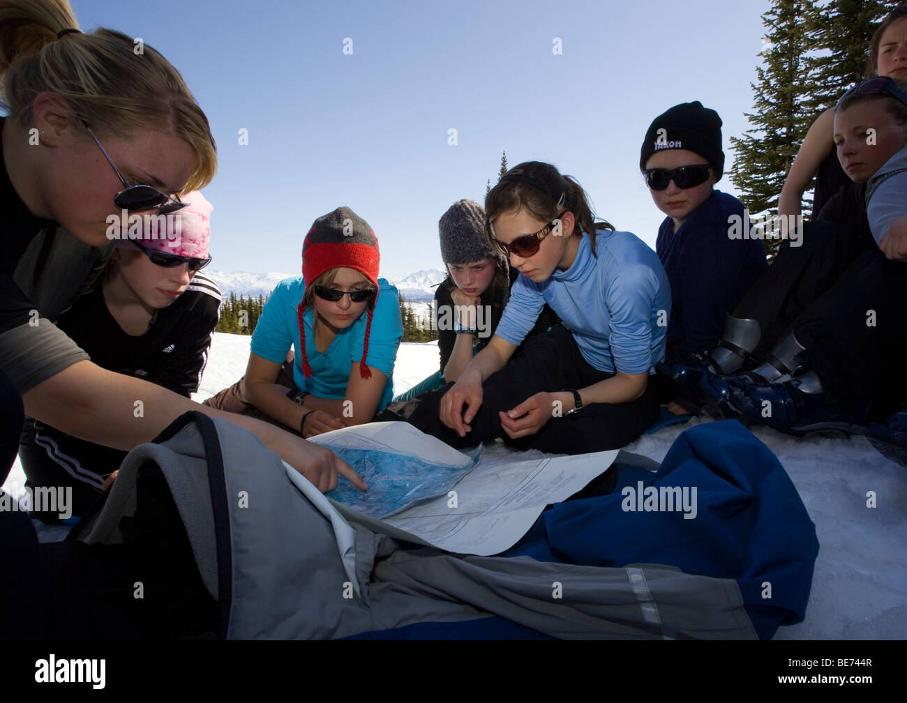 Un gruppo di giovani ragazze che praticano la navigazione con cartina e bussola, Yukon outdoor programma scolastico, Bianco Pass, Chilkoot Pass, Chilk Foto Stock