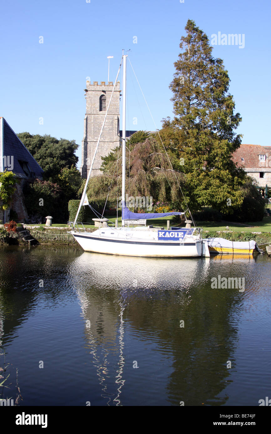 Il Priorato sul Wareham Quay - Lady chiesa di Santa Maria in background Foto Stock