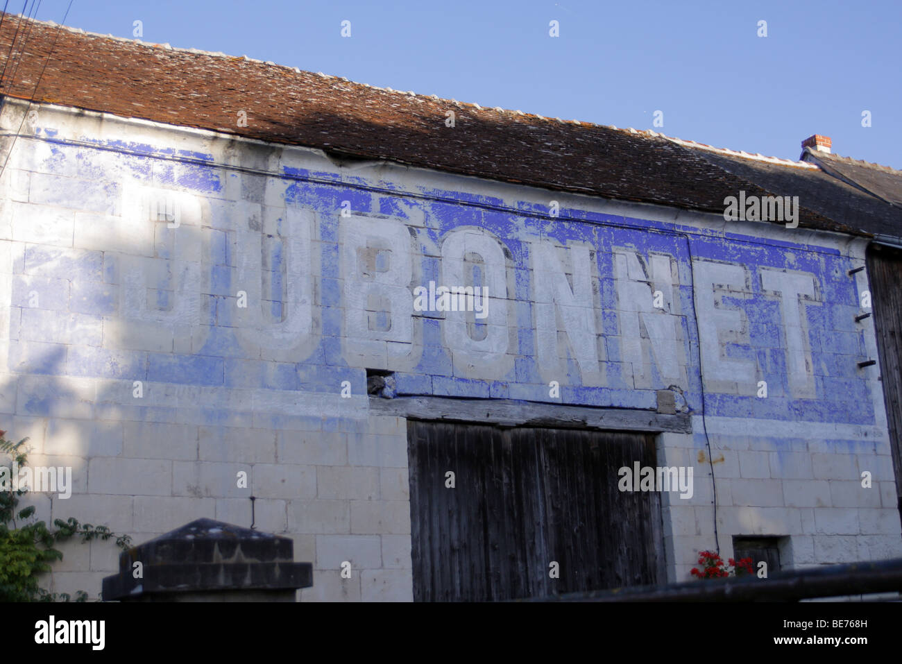 Vecchio Dubonnet pittura murale vicino a Montrichard, Cher Foto Stock