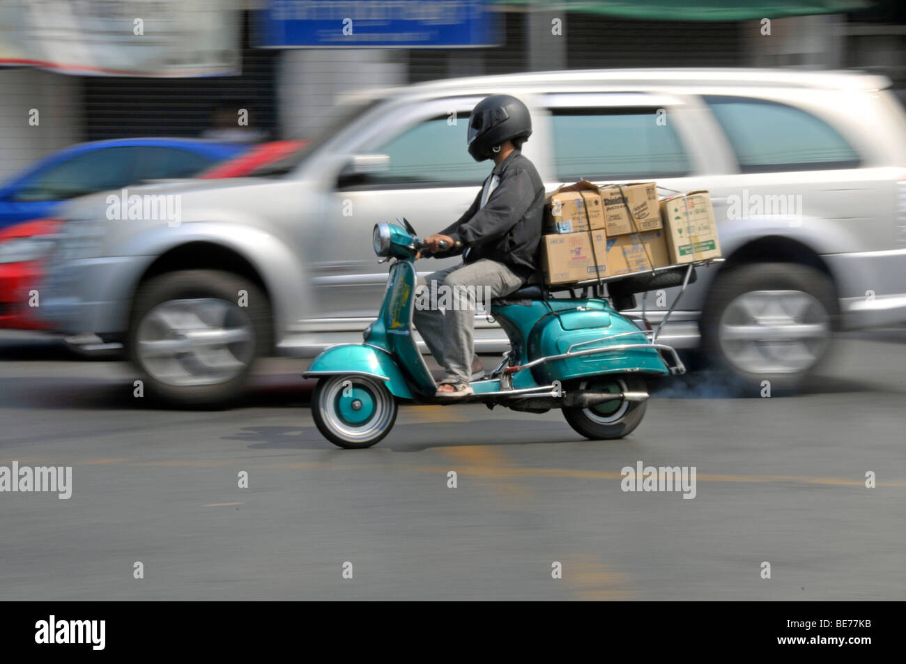 Vecchio scooter come mezzo di trasporto, Bangkok, Thailandia, Asia Foto Stock