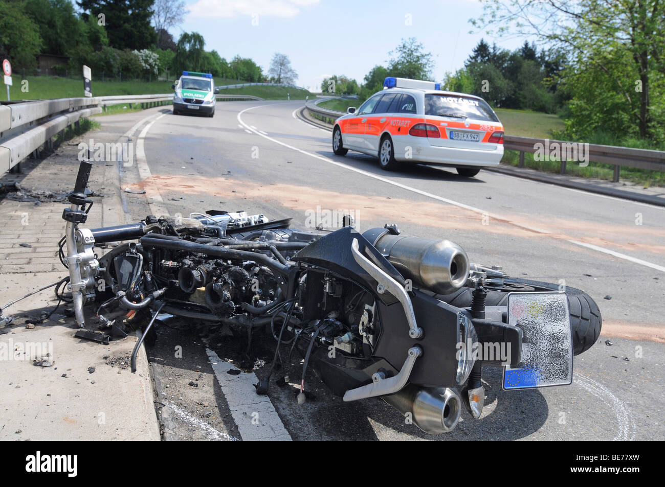 Motociclo senza visceri dal fuoco, fatale incidente in moto sul K 1059 Hoefingen tra Hoefingen e Gebersheim, la vittima è stata h Foto Stock