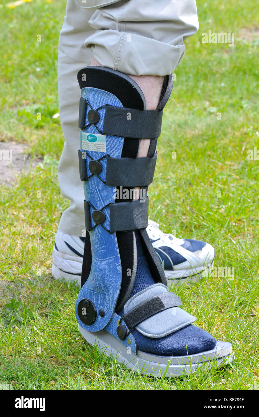 Uomo con una gamba bretella dopo una riparazione del tendine di Achille rottura Foto Stock