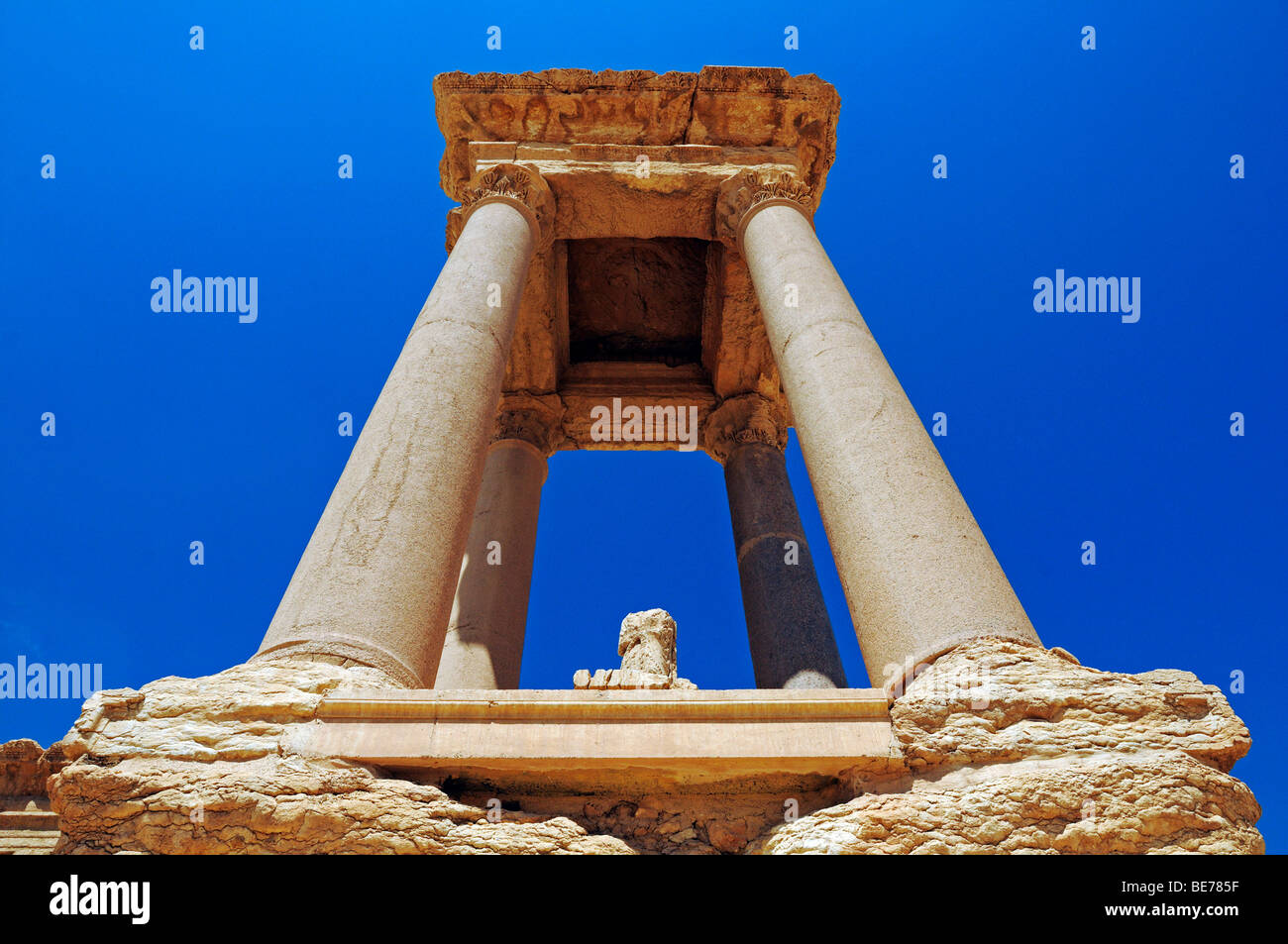 Traliccio in tetra pilone presso il sito di scavo di Palmyra, Tadmur, Siria, Asia Foto Stock