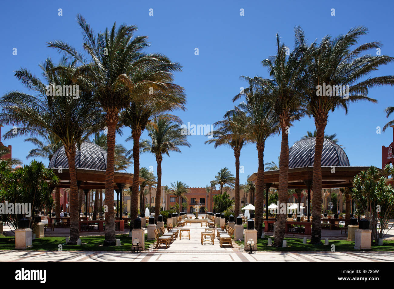 Piazza di fronte Grand Resort, hotel, fontana, palme da dattero, padiglioni, Yussuf Afifi road, Hurghada, Egitto, Mare Rosso, Africa Foto Stock