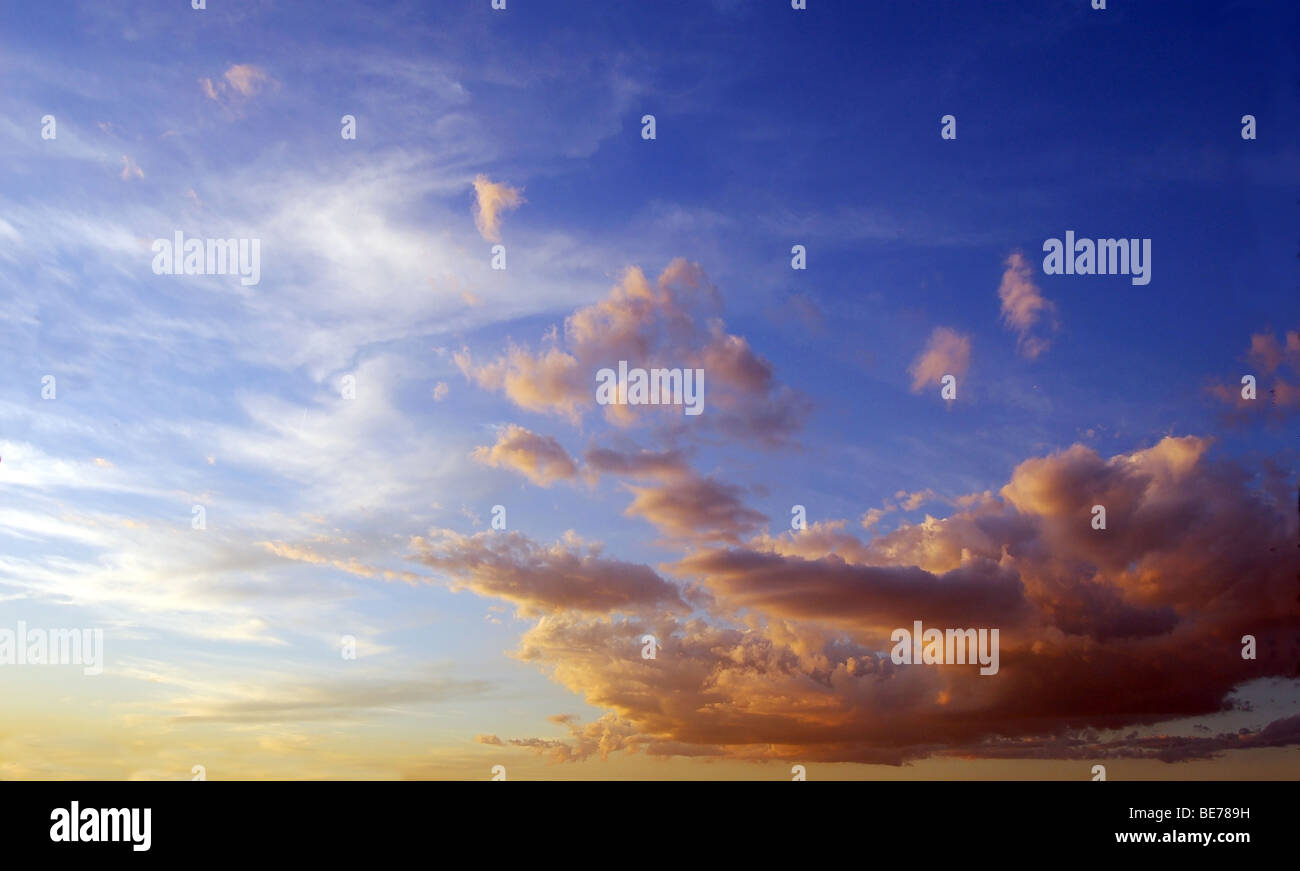 Cielo Blu al tramonto, con bianco e arancio nuvole Foto Stock