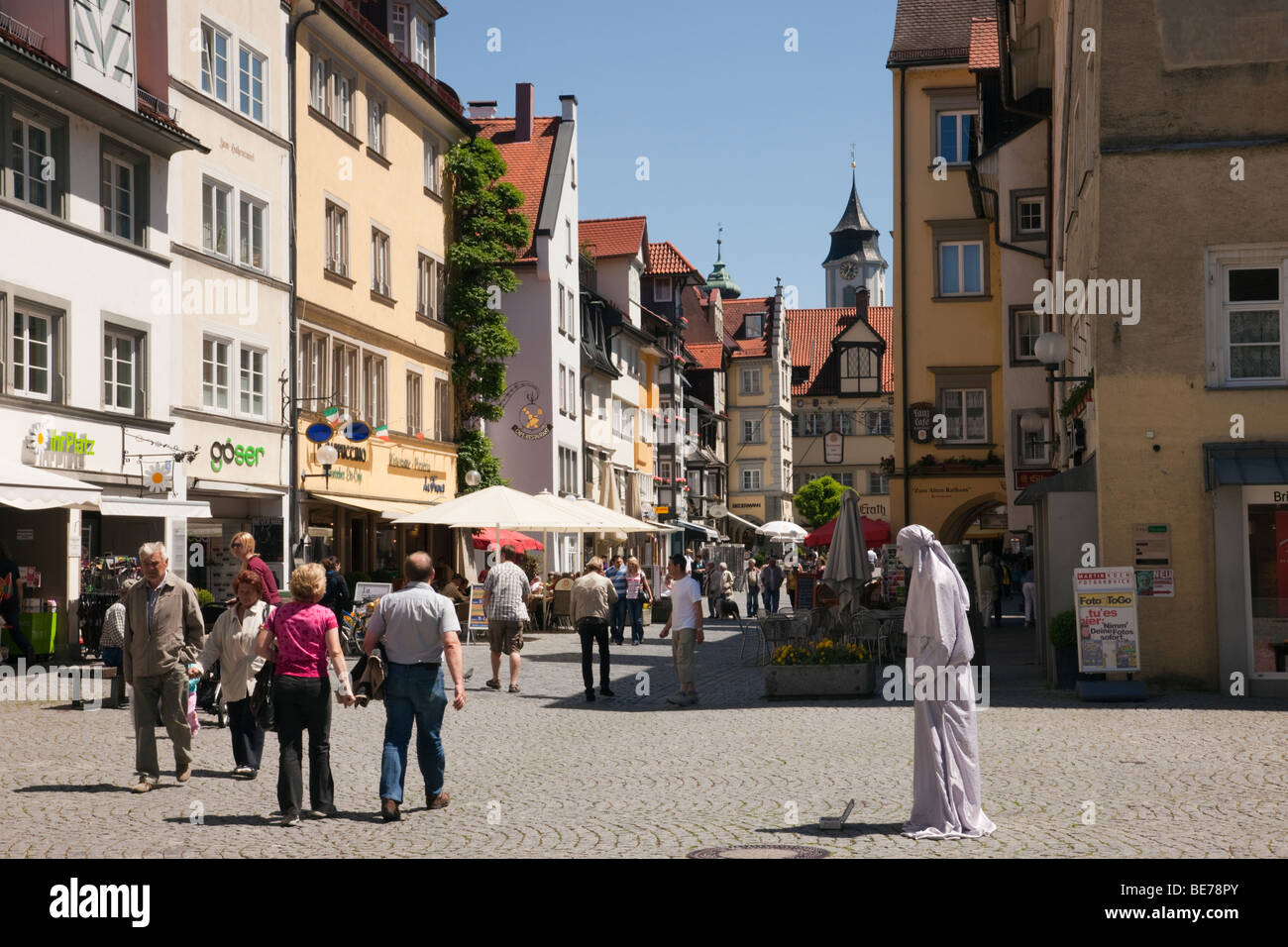 Lindau, Baviera, Germania. Area pedonale strada di ciottoli di edifici storici e dei turisti nel centro storico (Altstadt) Foto Stock