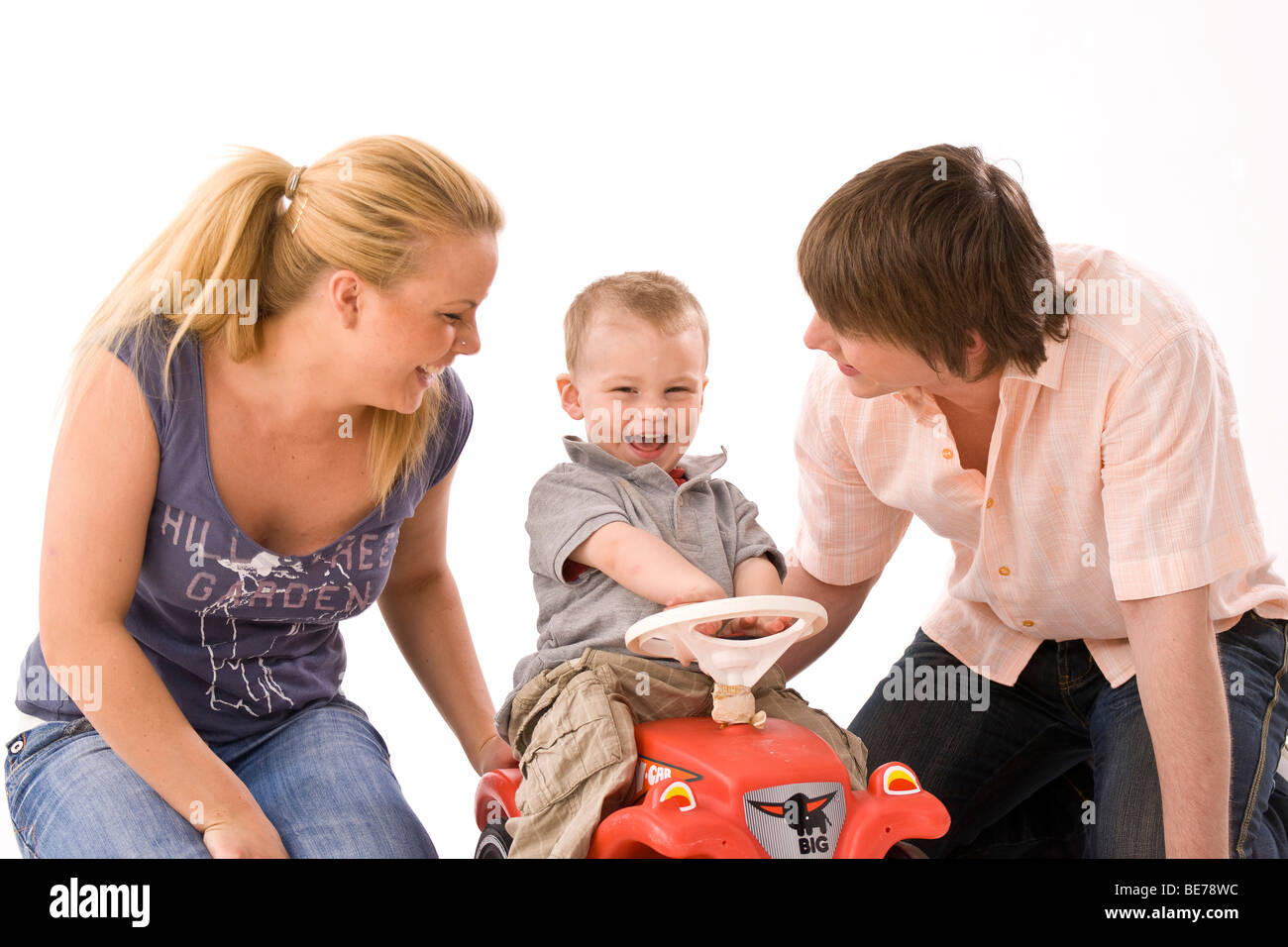 Coppia giovane giocando con i loro 2-anno-vecchio figlio Foto Stock