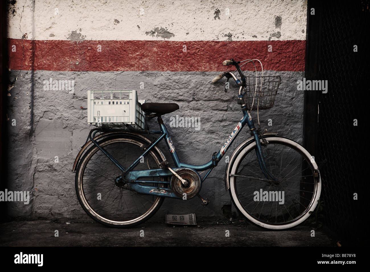 Vecchia bicicletta shot nella regione calabrese dell'Italia. Foto Stock