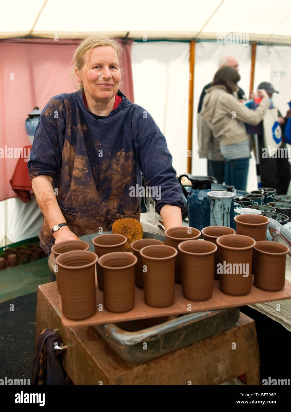 Donna dimostrando atelier di ceramica Foto Stock