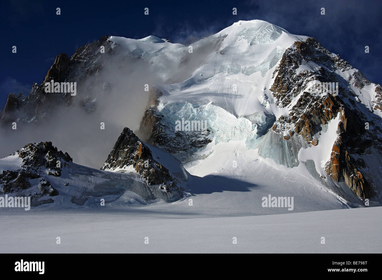 Nebbia di mattina a Mt Mont Blanc du Tacul, Vallee Blanche, Chamonix, Alta Savoia, Francia Foto Stock