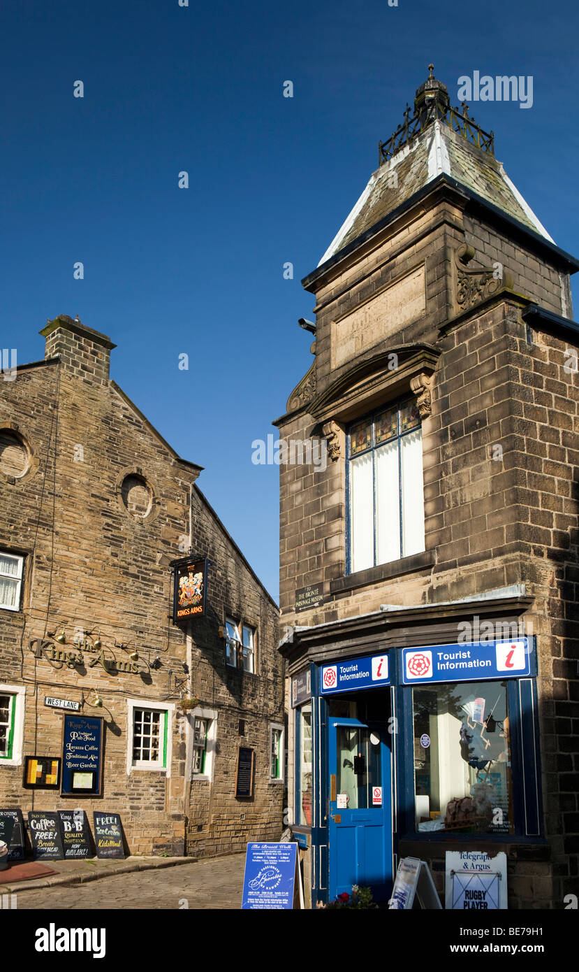 Regno Unito, Inghilterra, Yorkshire, Haworth, West Lane, Centro informazioni turistiche in cima alla strada principale Foto Stock