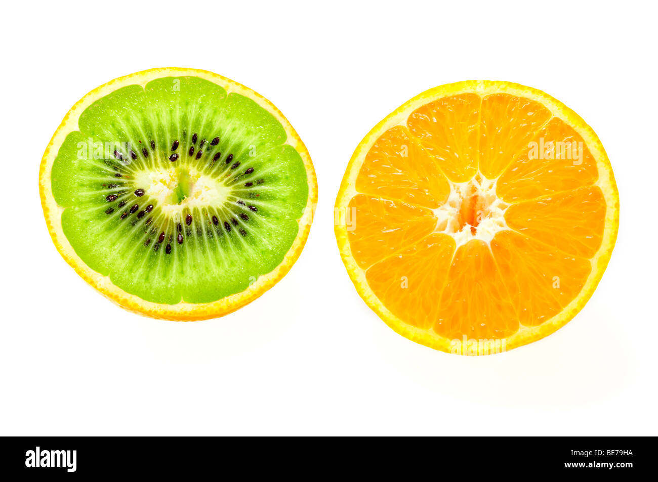 Orange riempita con un kiwi, immagine simbolica per l'ingegneria genetica Foto Stock