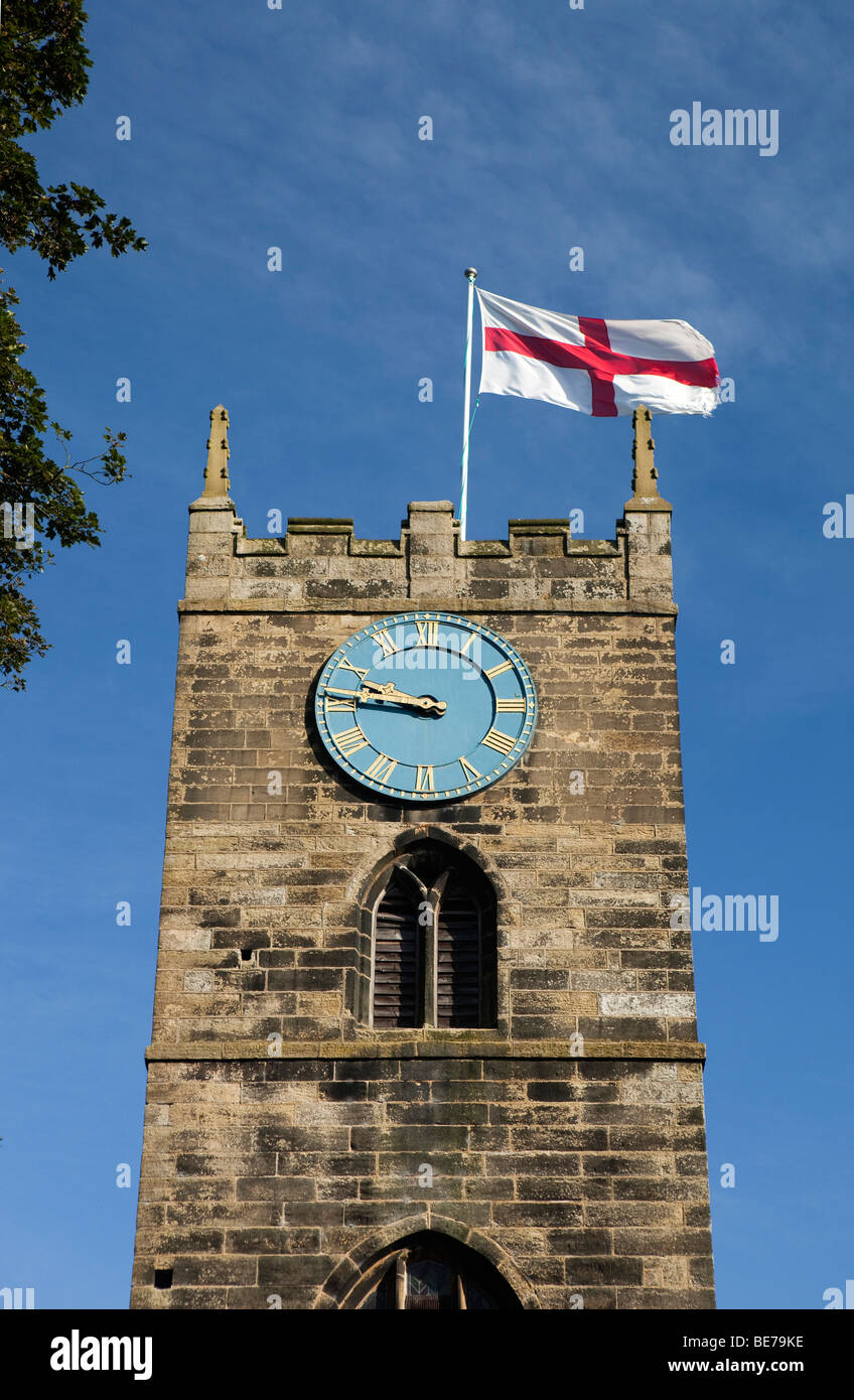 Regno Unito, Inghilterra, Yorkshire, Haworth, chiesa parrocchiale, clock tower con St George battenti bandiera Foto Stock