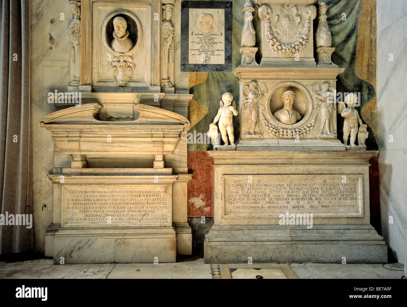 Graves, navata, Basilica di Santa Maria in Aracoeli, Roma, Lazio, l'Italia, Europa Foto Stock