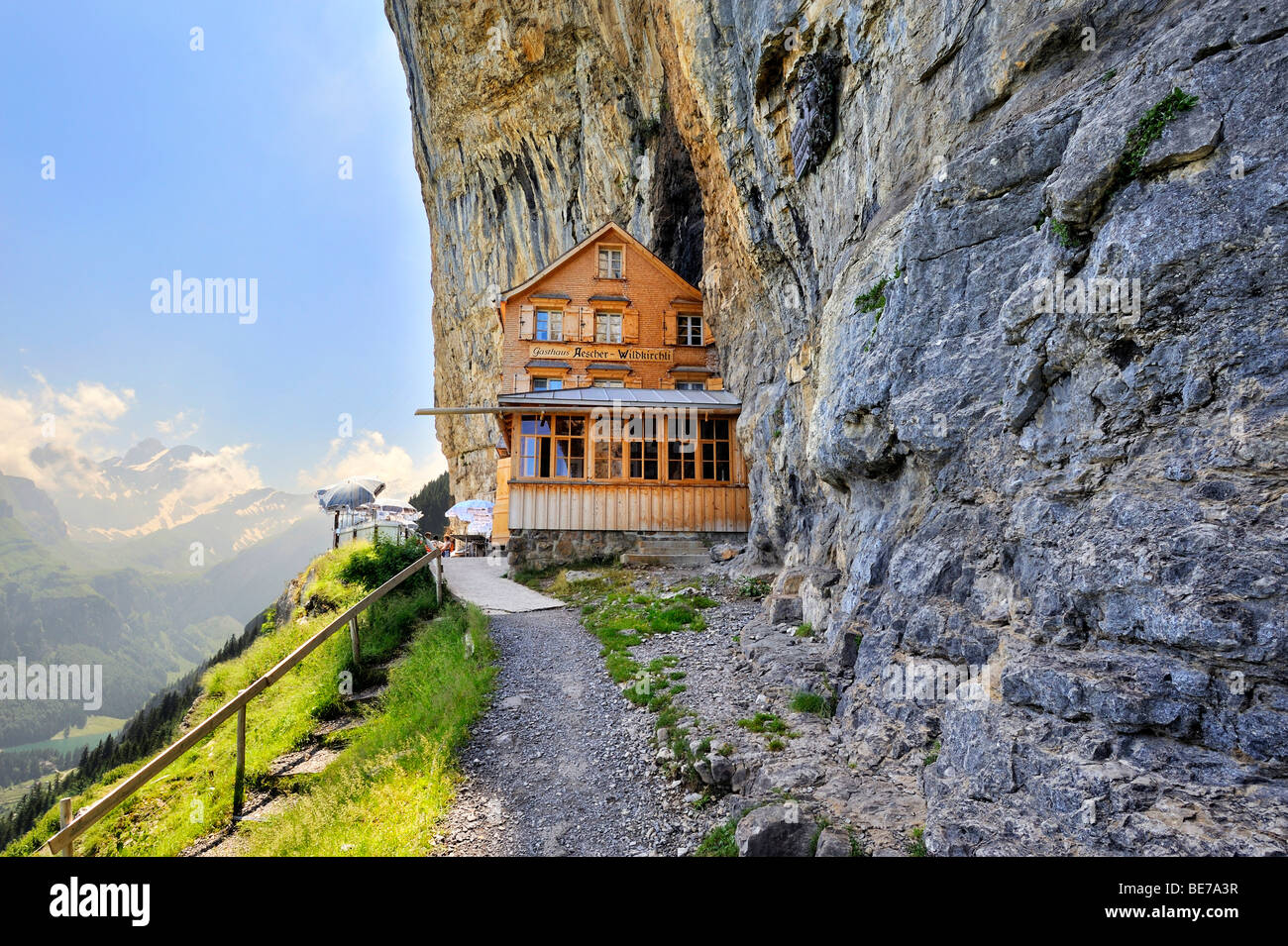 Aescher Mountain Inn at the Wildkirchli grotte sottostanti Ebenalp montagna a 1400 metri, cantone di Appenzell Innerrhoden, Switzerla Foto Stock