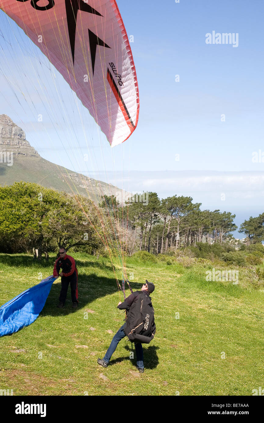 I parapendii sulla collina di segnale Foto Stock