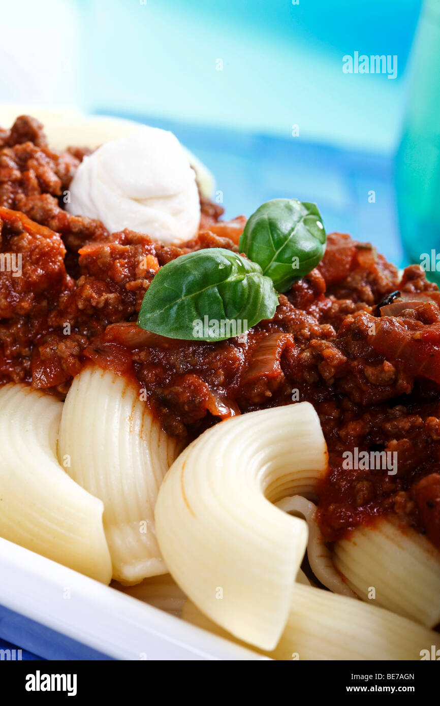 Pasta con ragù alla Bolognese, palline di mozzarella e ...
