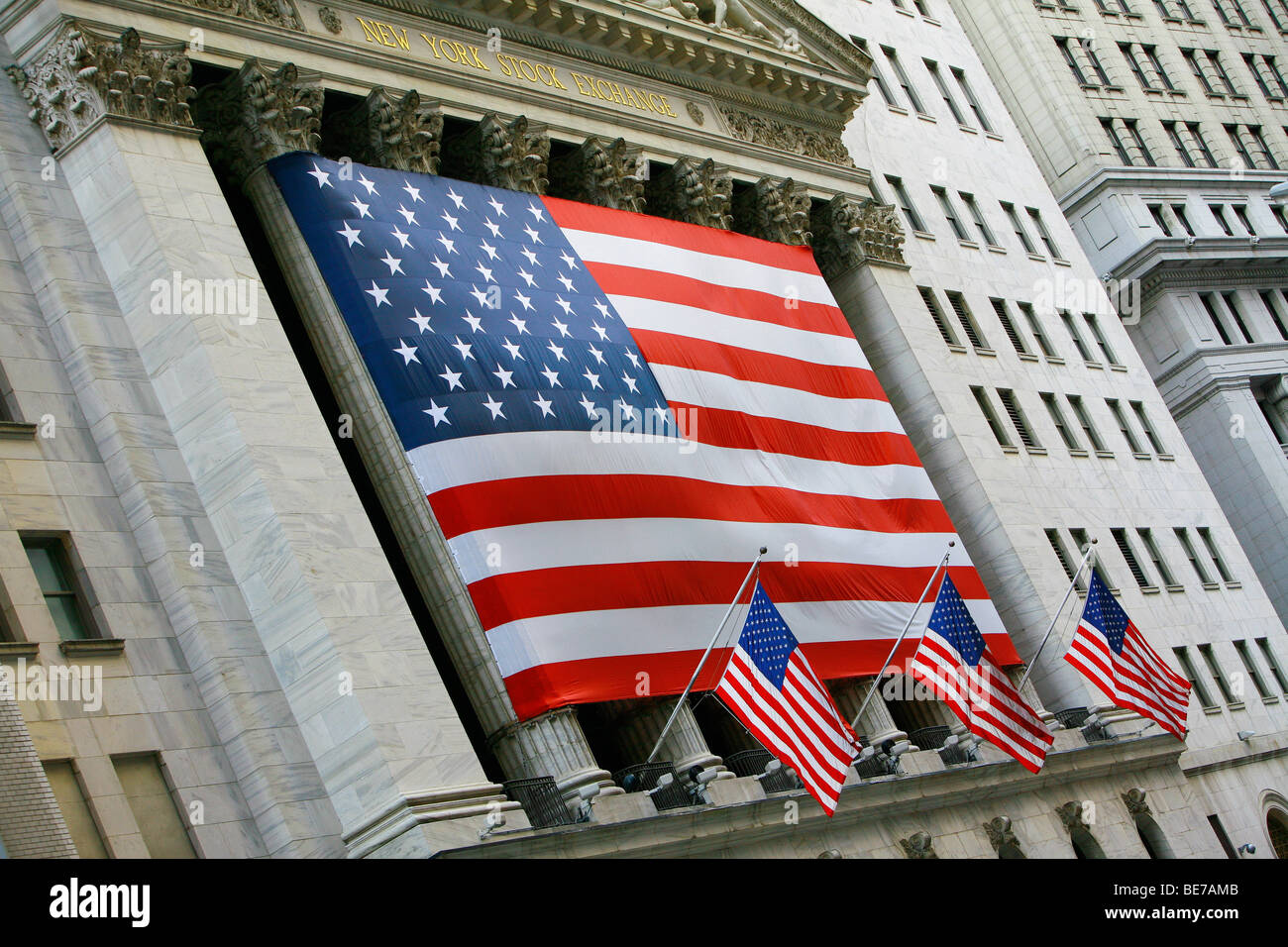 Vista della Borsa di New York decorato con una bandiera degli Stati Uniti d'America nei pressi di Wall Street a New York Foto Stock