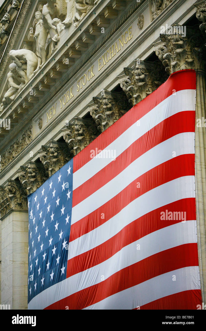 Vista della Borsa di New York decorato con una bandiera degli Stati Uniti d'America nei pressi di Wall Street a New York Foto Stock