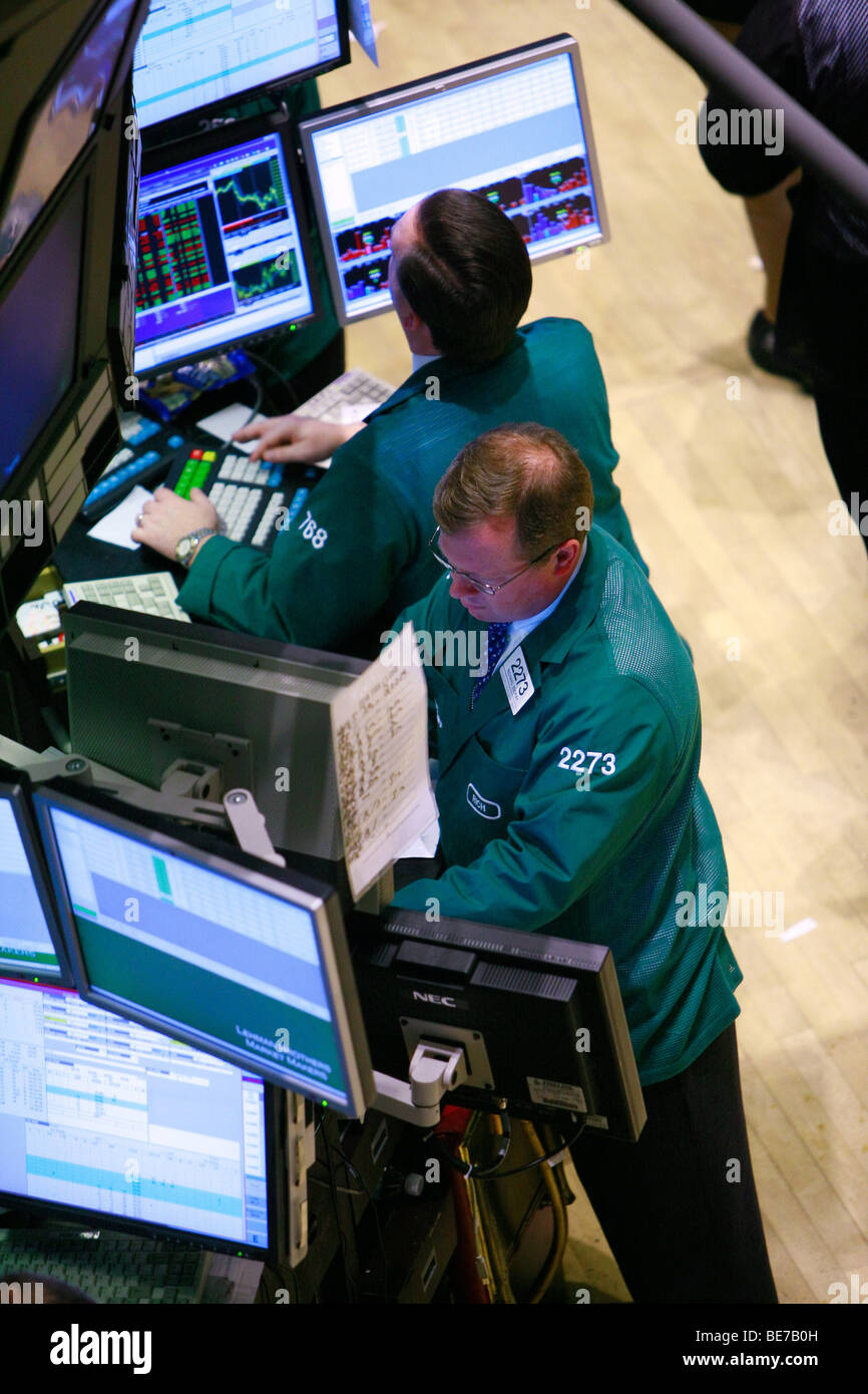 Vista generale dei commercianti lavorando sul pavimento del New York Stock Exchange di New York Foto Stock