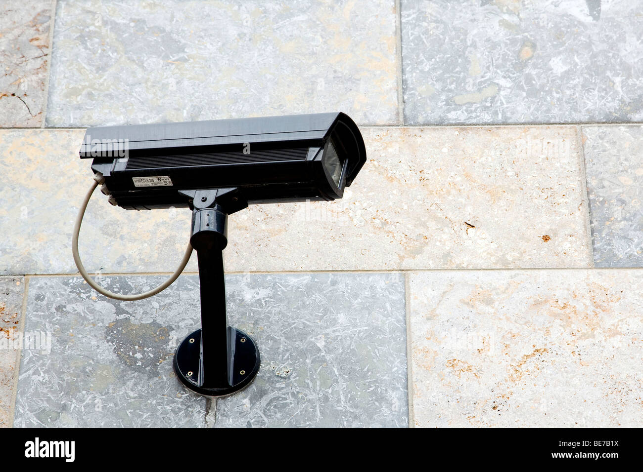 Telecamera di sorveglianza su un muro di casa Foto Stock