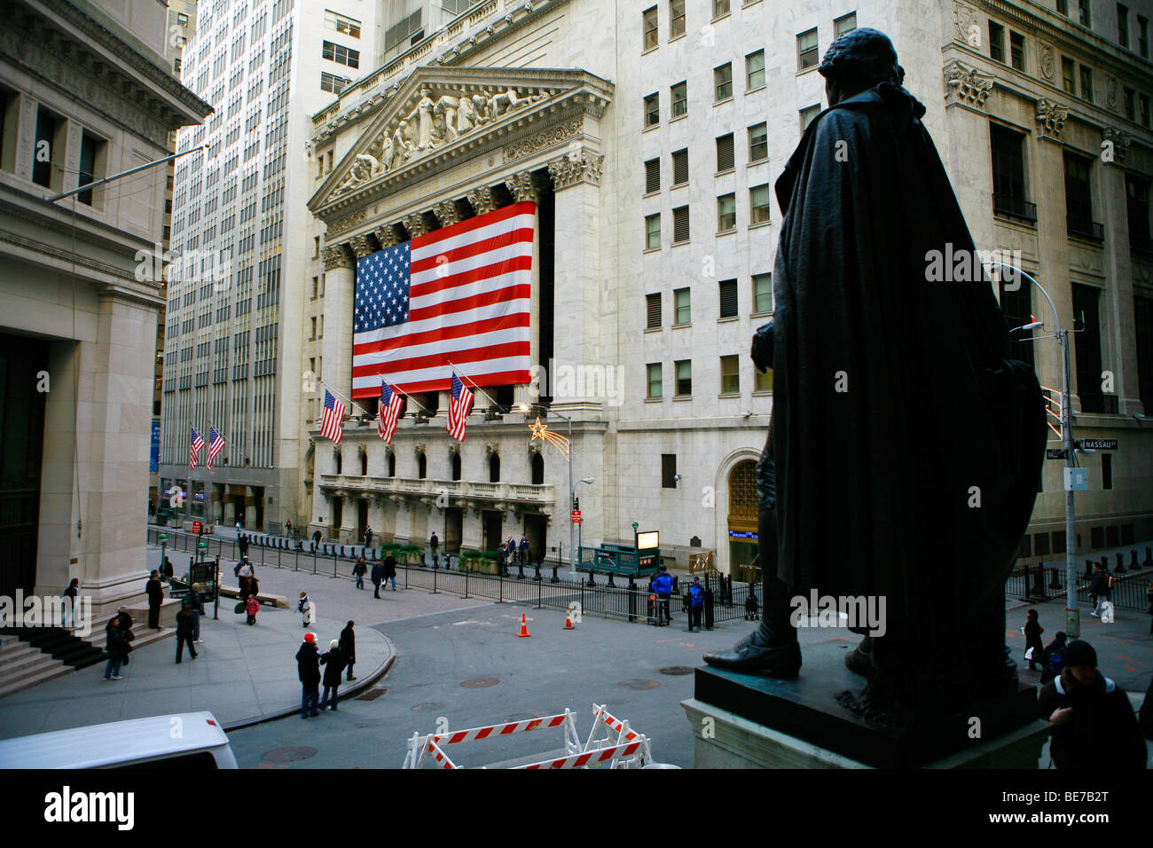 Vista della Borsa di New York decorato con una bandiera degli Stati Uniti d'America nei pressi di Wall Street a New York Foto Stock