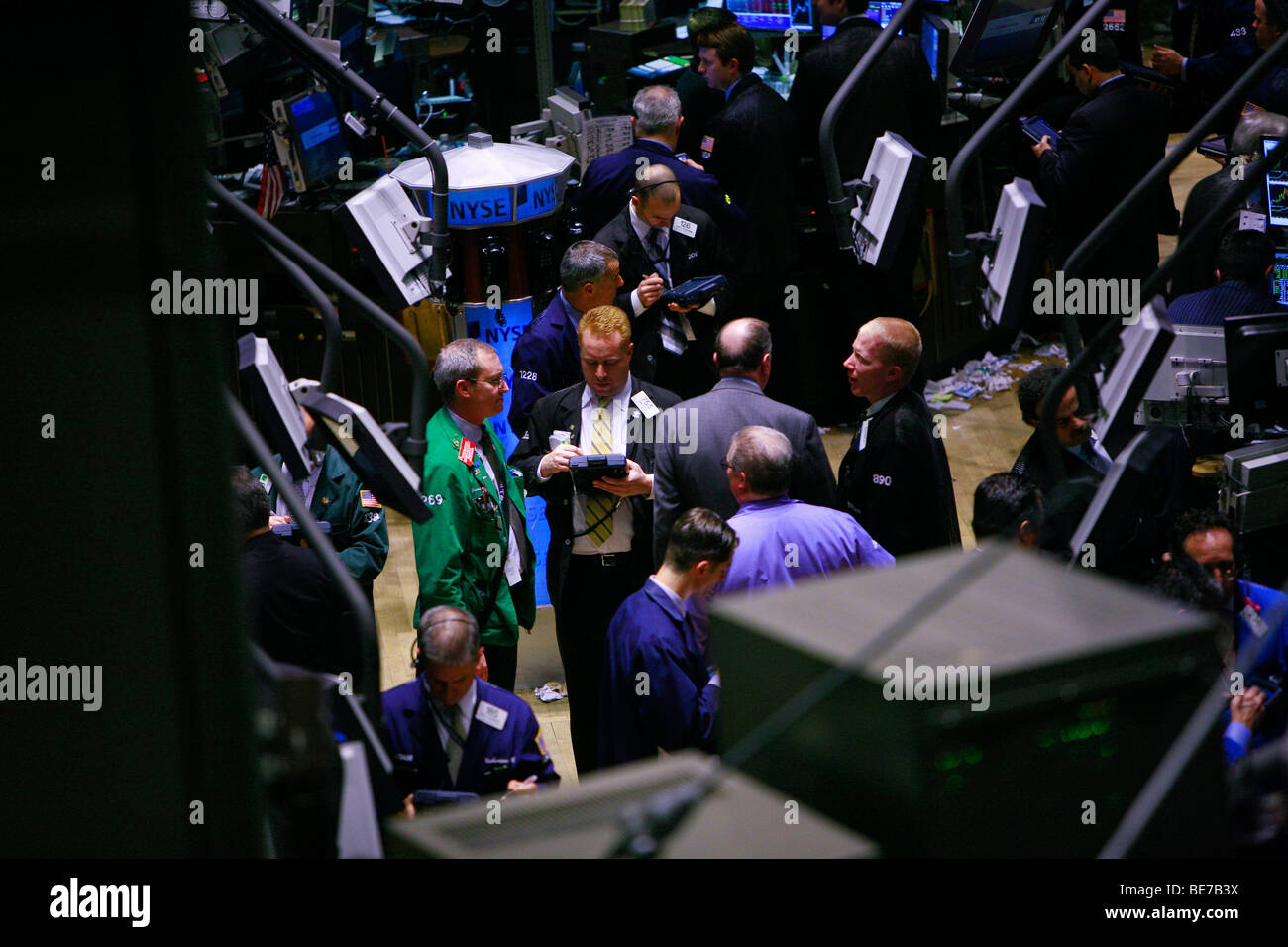 Vista generale dei commercianti lavorando sul pavimento del New York Stock Exchange di New York Foto Stock