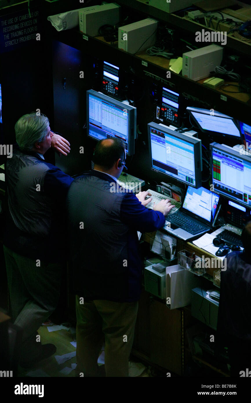 Vista generale dei commercianti lavorando sul pavimento del New York Stock Exchange di New York Foto Stock