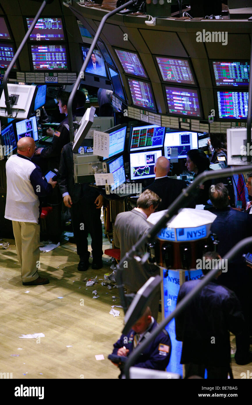 Vista generale dei commercianti lavorando sul pavimento del New York Stock Exchange di New York Foto Stock