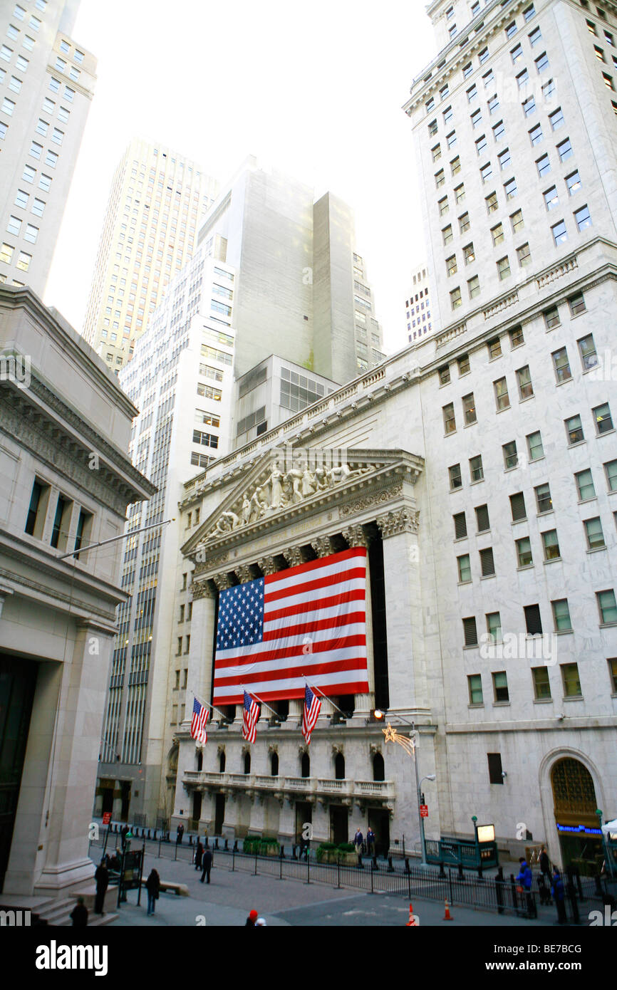 Facciata del New York Stock Exchange di New York City in Wall Street decorato con una bandiera statunitense Foto Stock