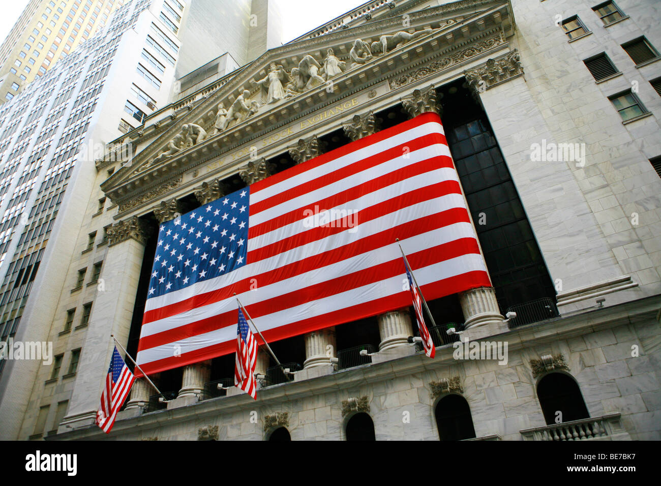 Facciata del New York Stock Exchange di New York City in Wall Street decorato con una bandiera statunitense Foto Stock