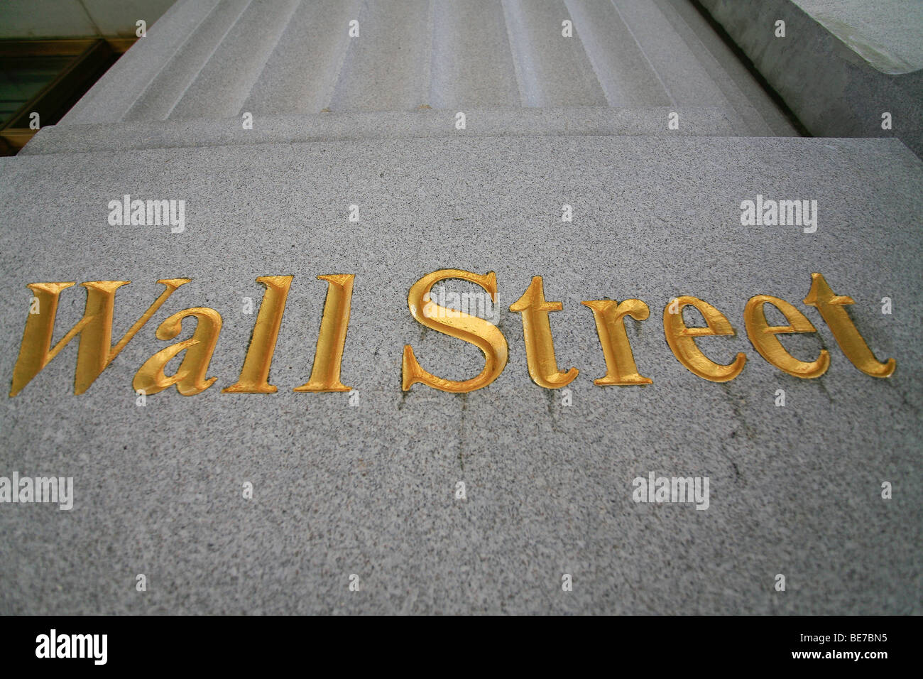 Golden Wall street segno scolpito su un muro nel quartiere finanziario area del centro cittadino di Manhattan a New York City, Stati Uniti. Foto Stock