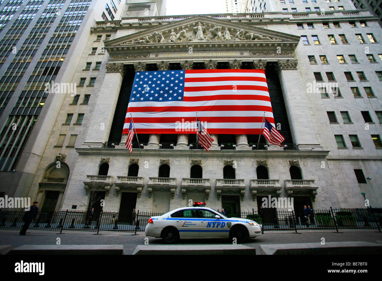Facciata del New York Stock Exchange di New York City in Wall Street decorato con una bandiera statunitense Foto Stock