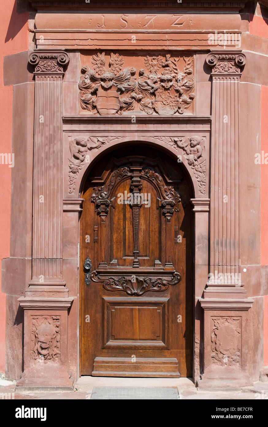 Porta con l'emblema della casa di Isenburg, Isenburg Castello, facciata rinascimentale con portici, parte del campus dell'Universi Foto Stock