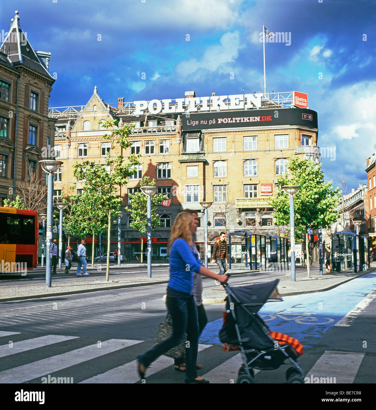 Scena di strada con attraversamento pedonale e Politiken segno su un edificio in Copenhagen DANIMARCA Foto Stock
