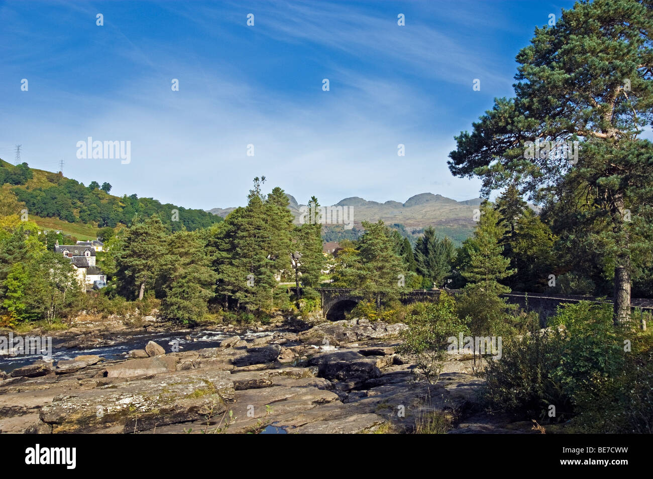 Le Cascate di Dochart a Killin in Scozia su una soleggiata giornata autunnale Foto Stock