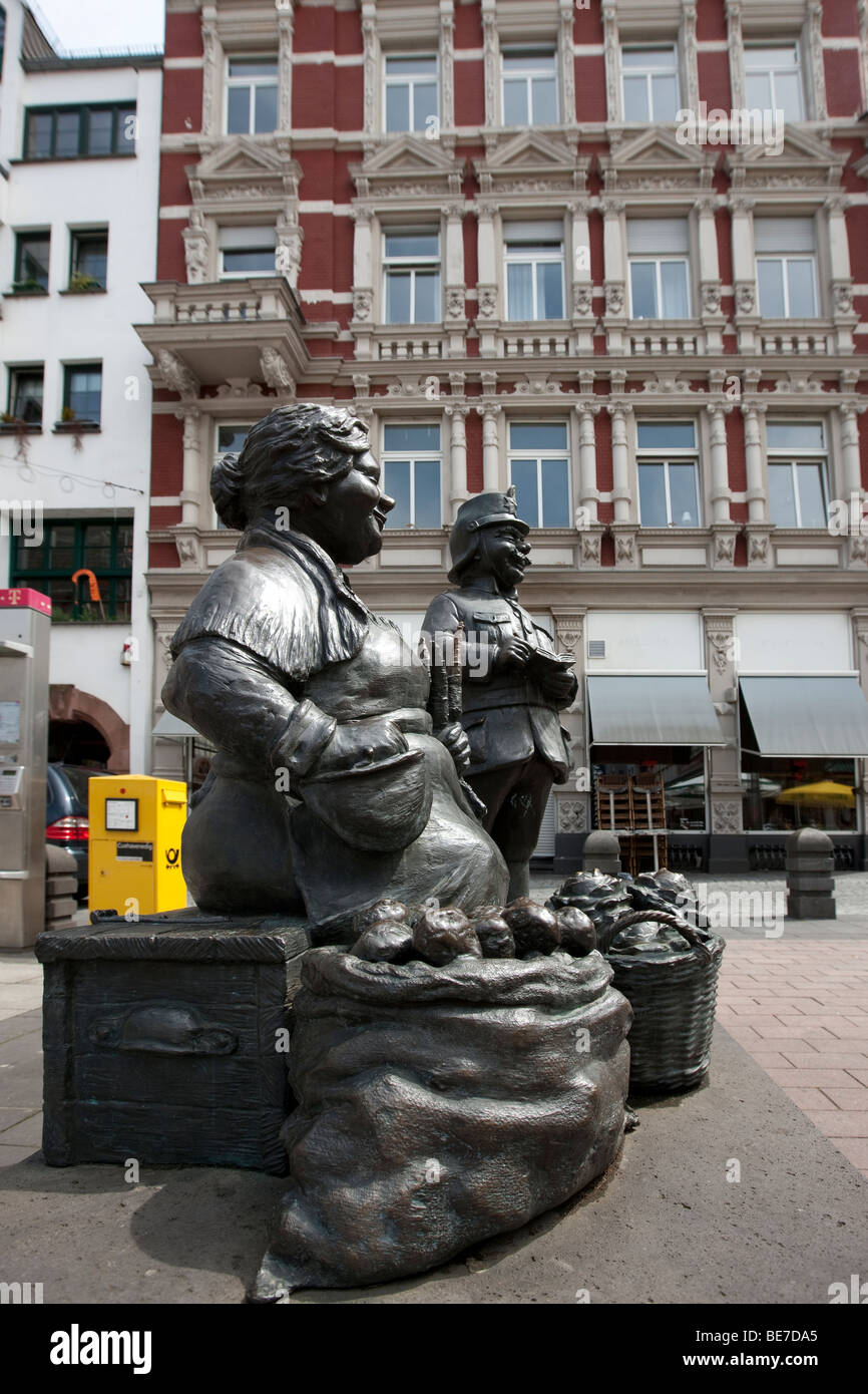 Maatfrau Schutzmann e sculture di bronzo, in Muenzstrasse Street, Coblenza, Renania-Palatinato, Germania, Europa Foto Stock