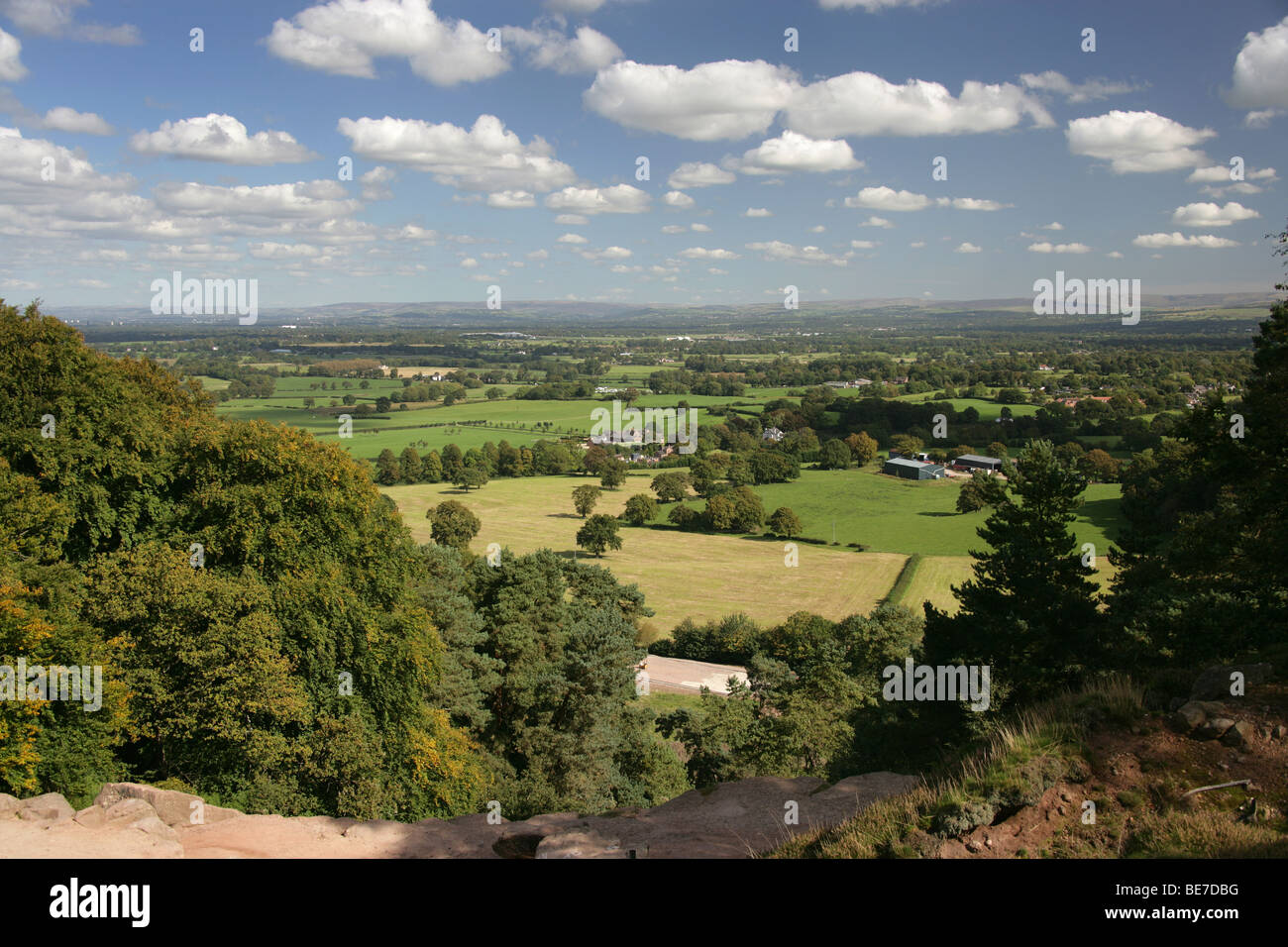 Area di Alderley, Inghilterra. Vista dal punto di tempesta cercando in tutta la pianura del Cheshire verso il Parco Nazionale di Peak District. Foto Stock