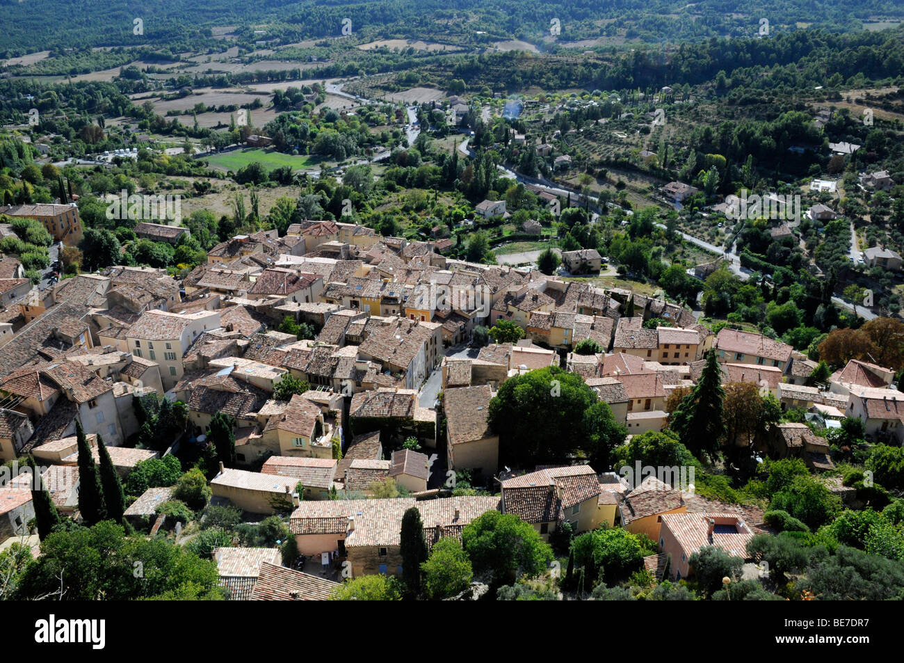 Moustiers St Marie - una popolare destinazione per vacanze in città tradizionale della Provenza, Francese. Foto Stock