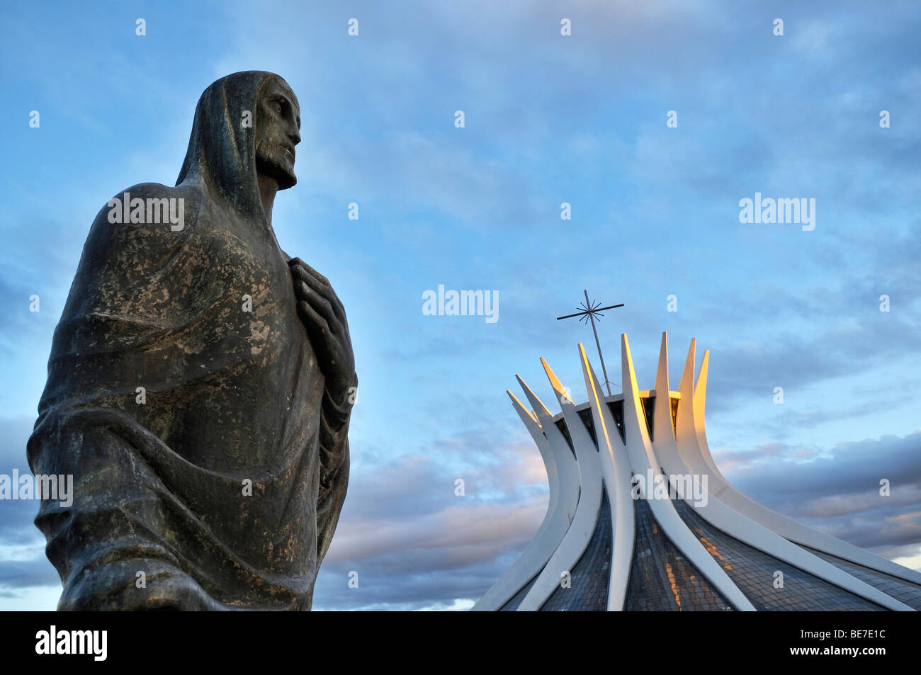 Statua di Luca Evangelista di fronte alla cattedrale e Catedral da Nossa Senhora Aparecida, architetto Oscar Niemeyer, Brasilia Foto Stock