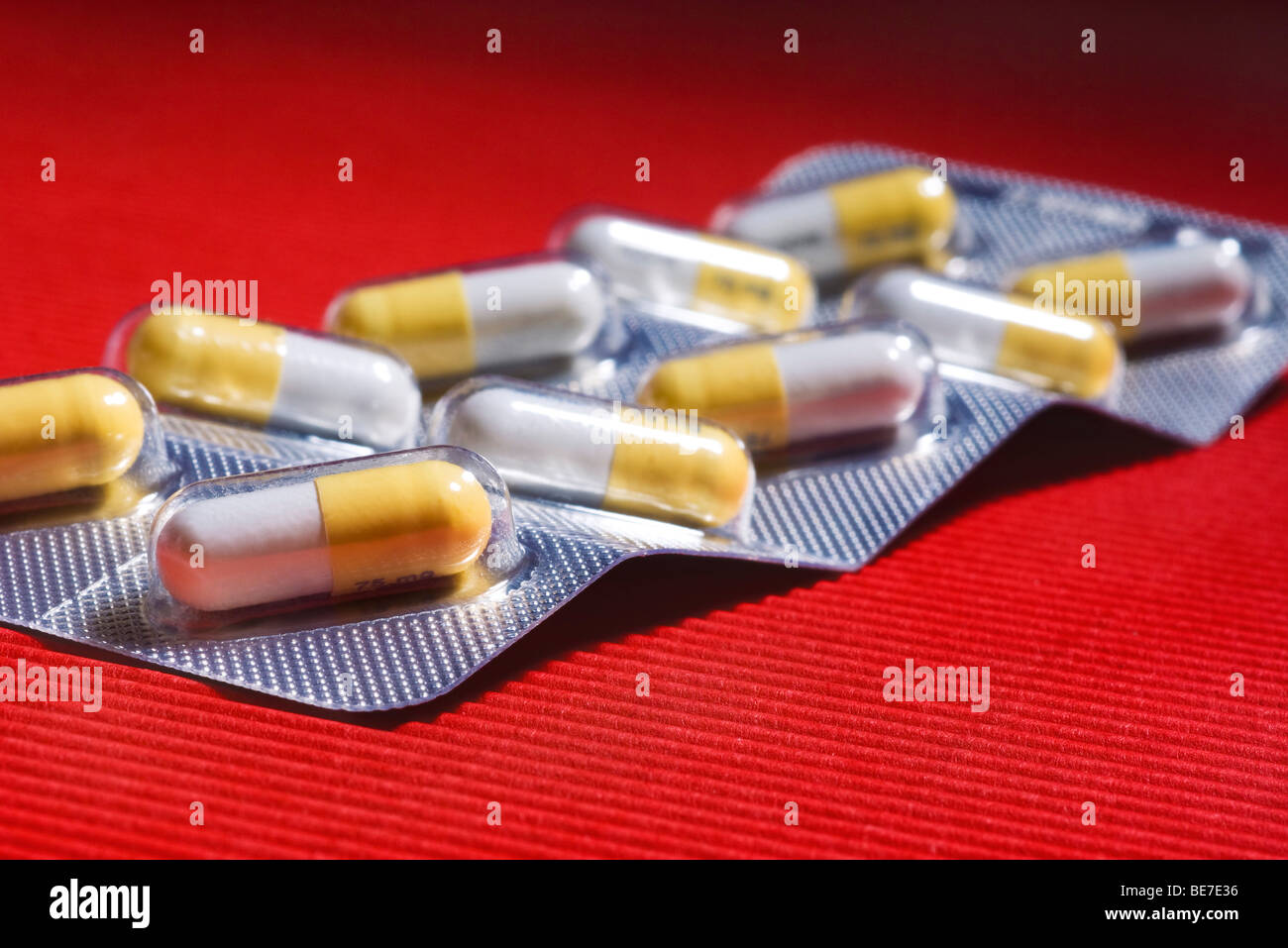 Blister contenente capsule di un farmaco antivirale (un inibitore della neuraminidasi) usato per il trattamento di influenza A(H1N1) Foto Stock