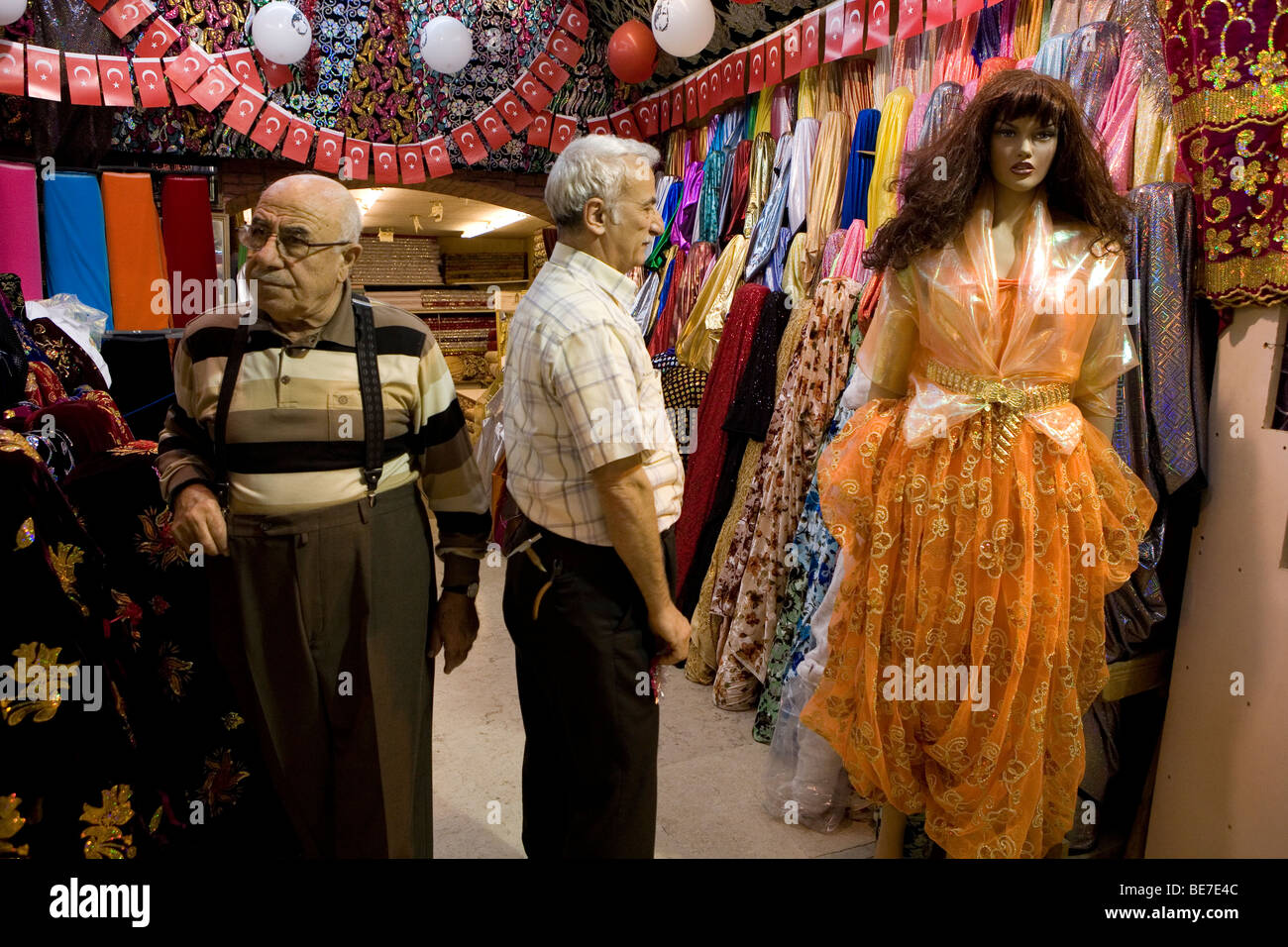 Commerciante nel suo drappeggio del negozio in Grand Bazaar Istanbul Foto Stock