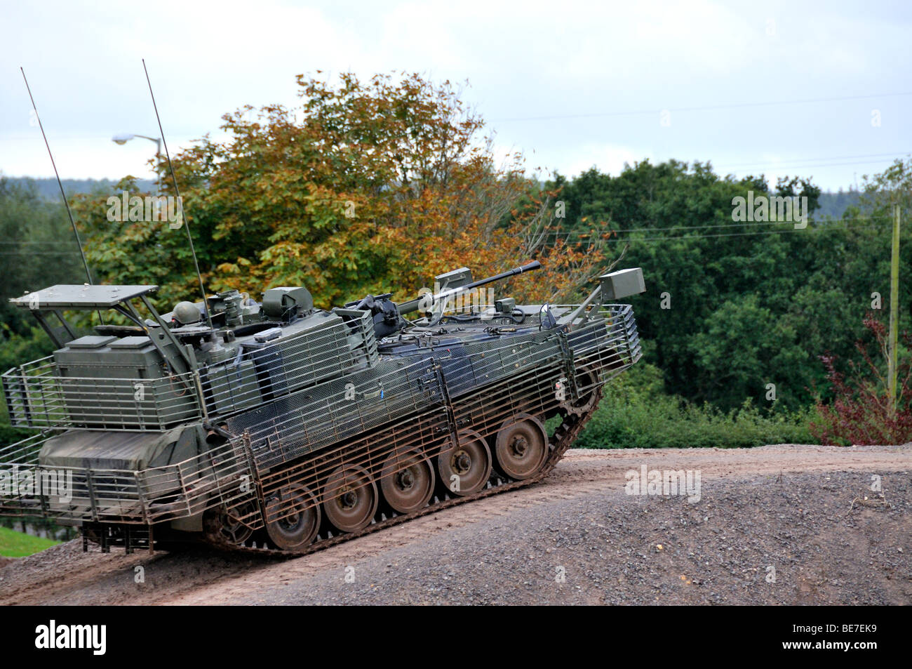 Militare britannico Scimitar CVRT veicolo blindato con anti RPG armatura a gabbia. Foto Stock