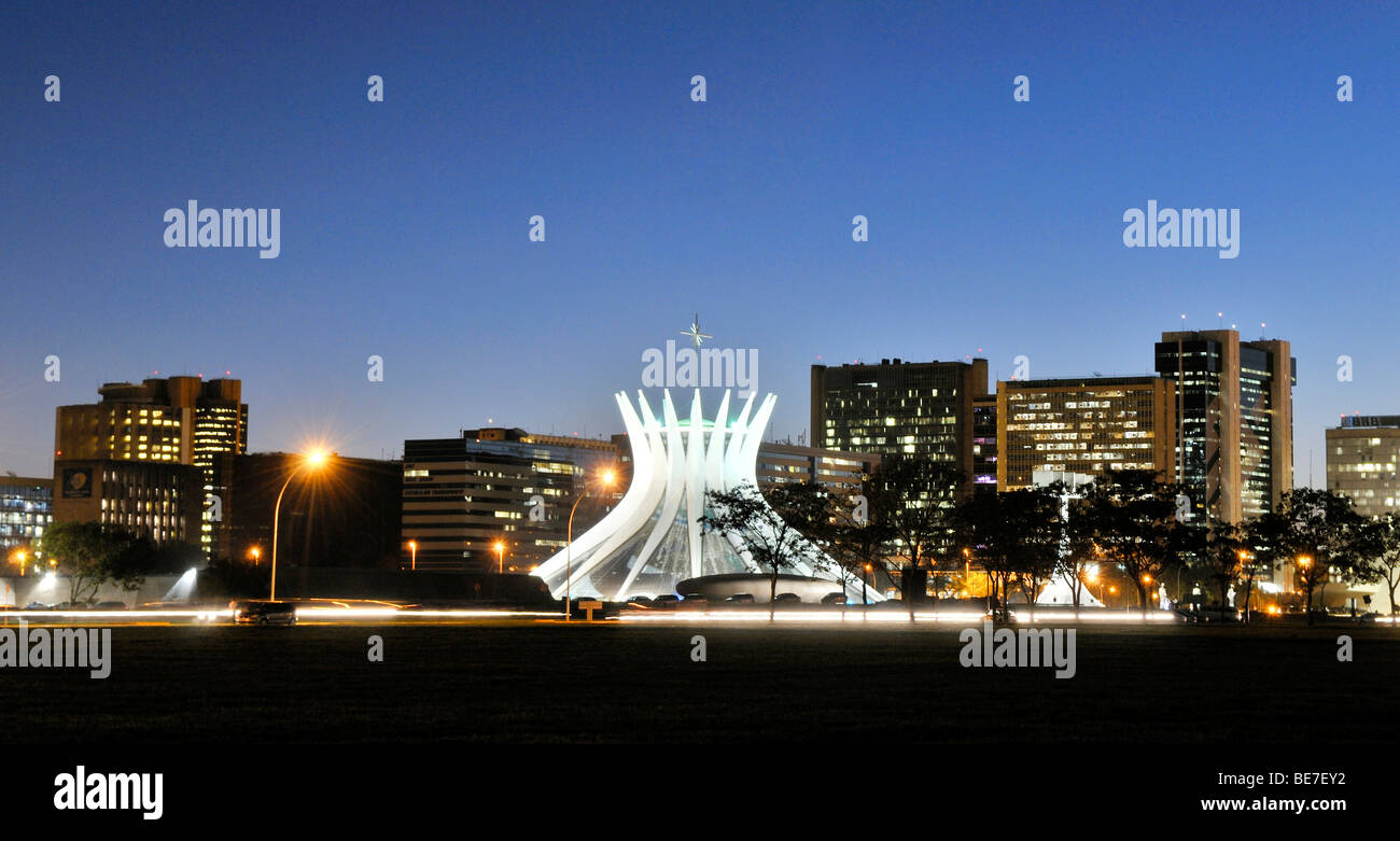 Vista della Cattedrale di Brasilia nella luce della sera, architetto Oscar Niemeyer, Brasilia, Distrito Federale, Brasile, Sou Foto Stock