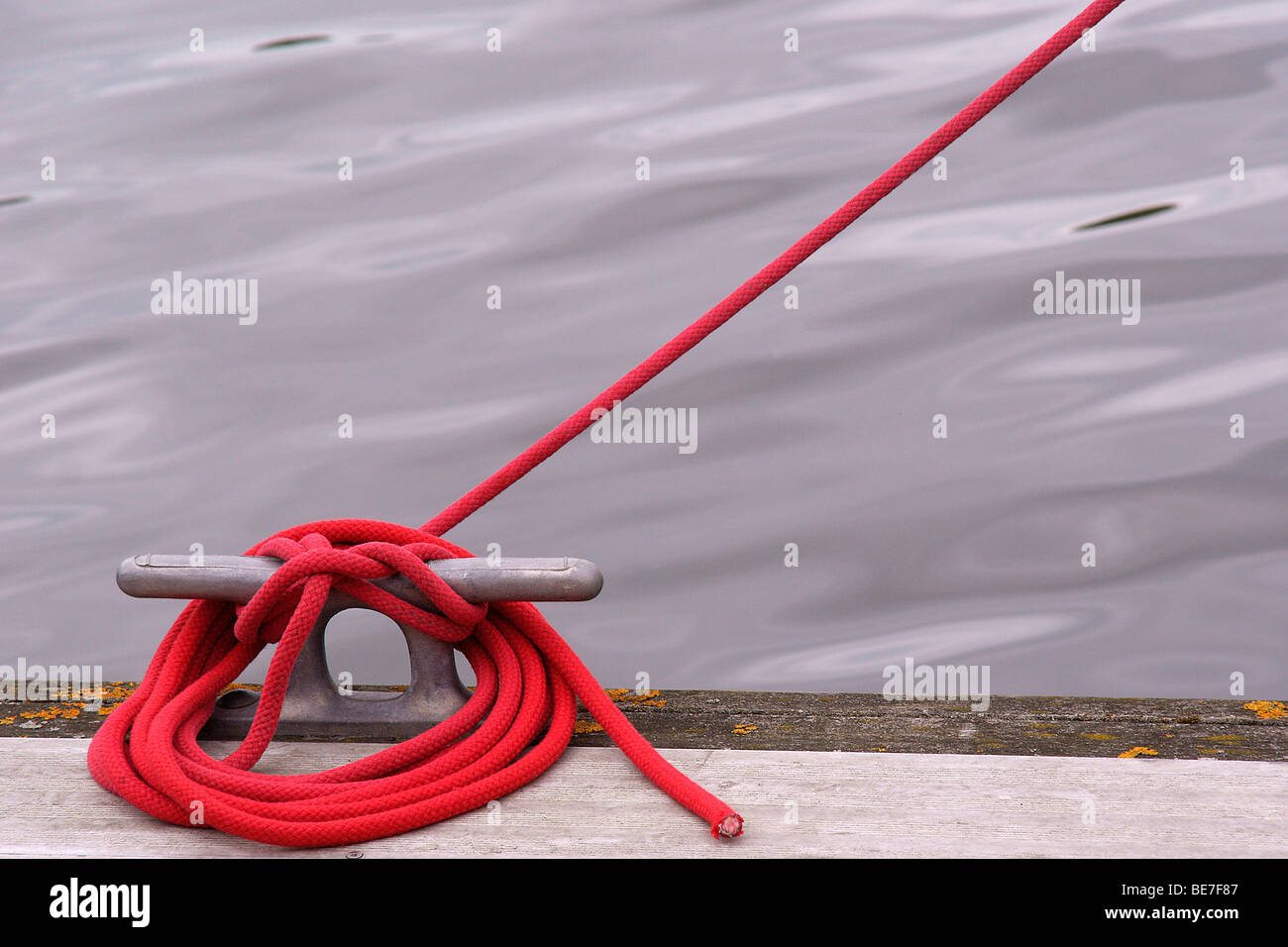 Rosso linea di ormeggio sul pontone gancio Foto Stock