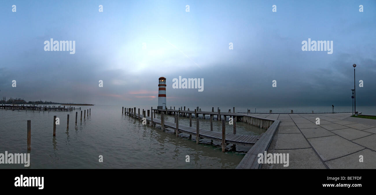 Atmosfera serale al molo del faro in Podersdorf am See, il lago di Neusiedl, Neusiedlersee, Burgenland, Austria, Europa Foto Stock