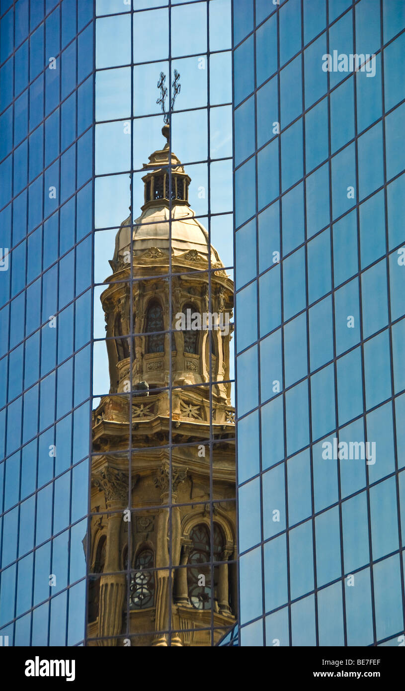 Edificio alto riflesso della Cattedrale metropolitana in Plaza de Armas in Santiago del Cile Foto Stock